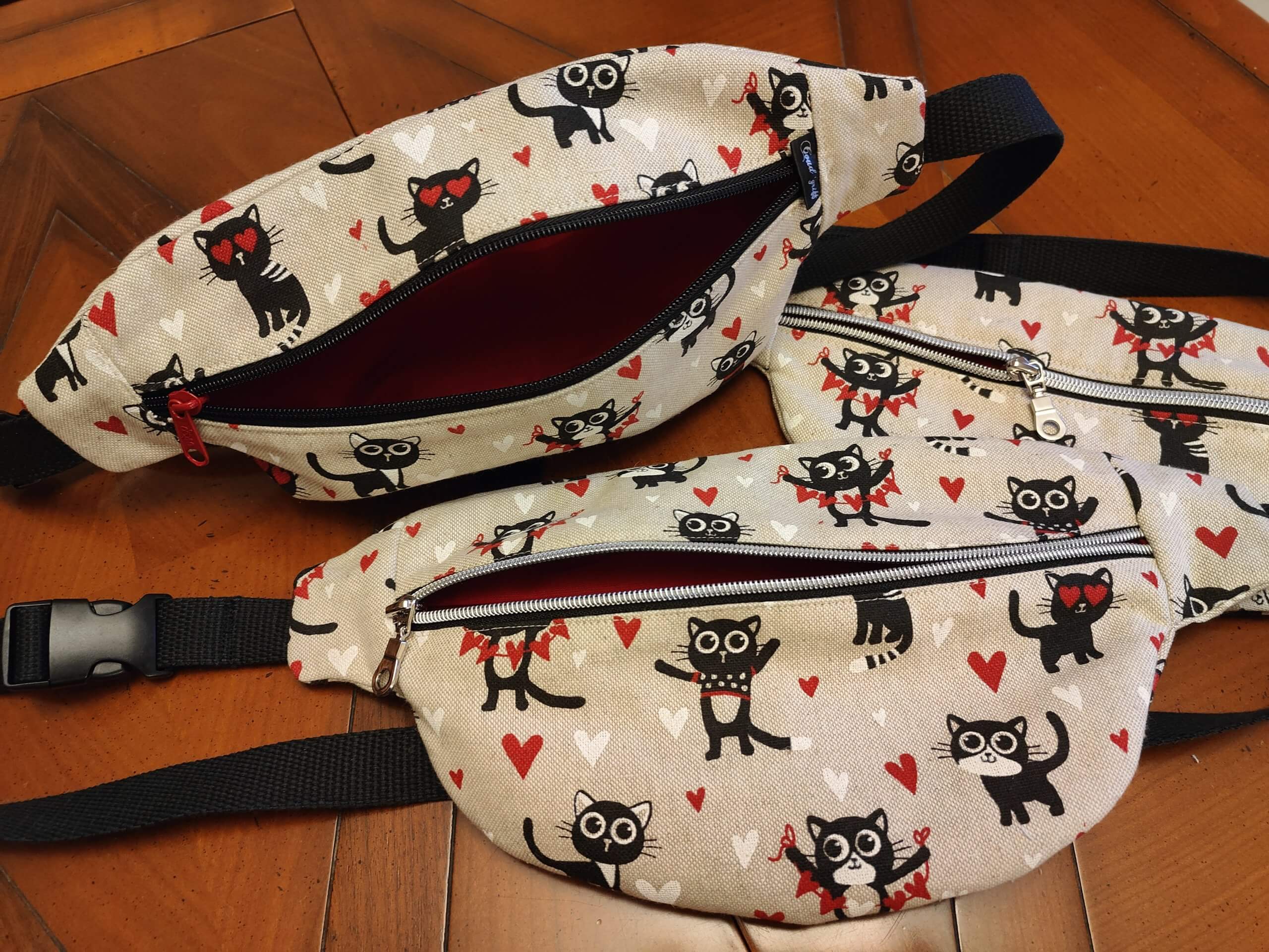 Sac banane doublé d'une cotonnade rouge pour enfant avec 2 poches zippées dont 1 à l'arrière du sac