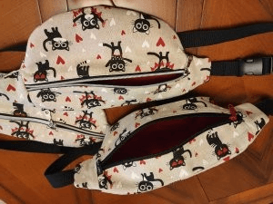 Sac banane pour enfant doublée en cotonnade rouge avec 2 poches zippées